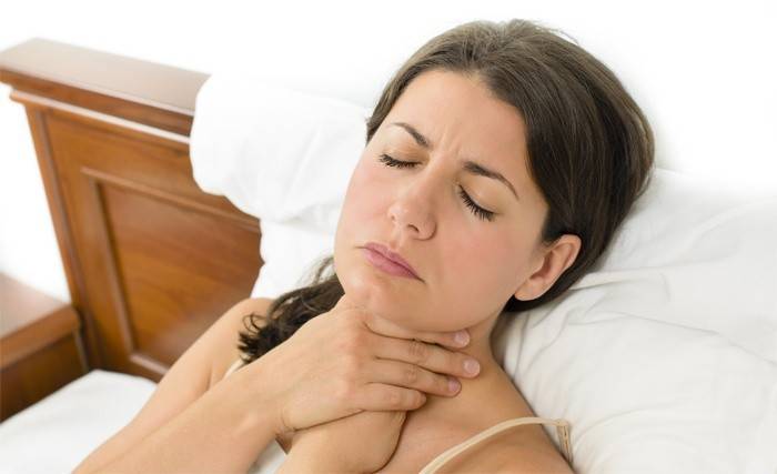 У женщины болит щитовидная железа