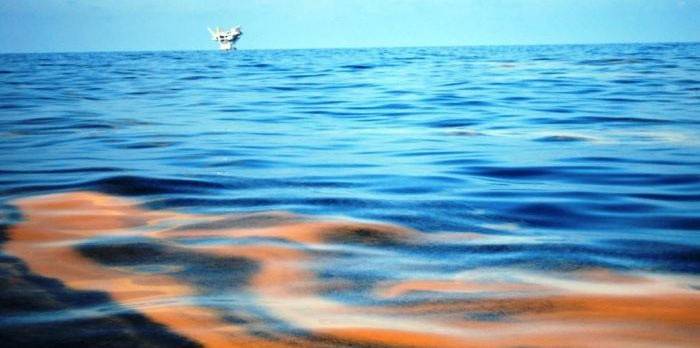 Нефтяная плёнка на поверхности океана