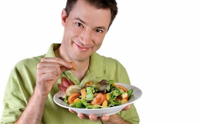Мужчина держит полезный салат
