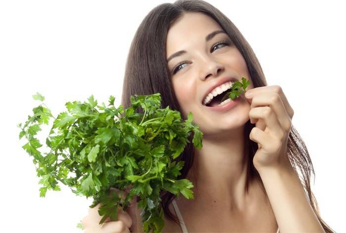 Девушка ест зелень для похудения