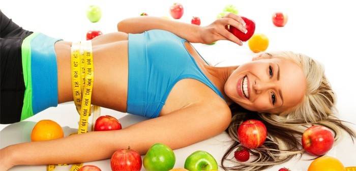 Похудевшая девушка держит яблоко