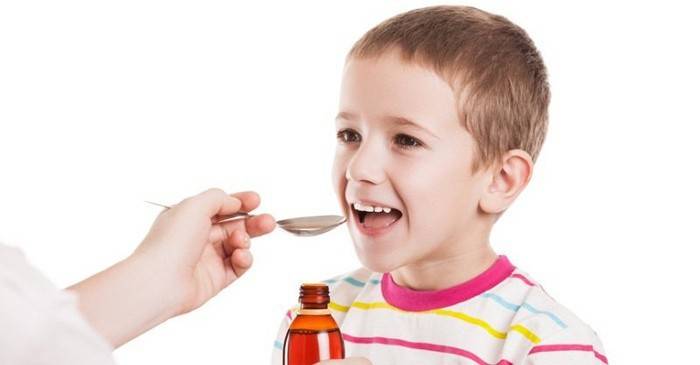 Ребенок пьет лекарственную суспензию