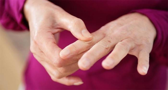 Онемение пальцев на руках у женщины