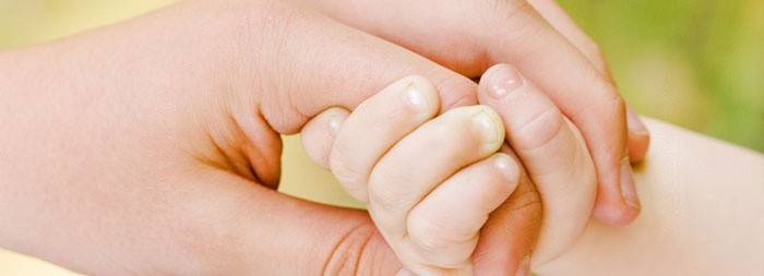 Точки белого цвета в области ногтевой пластины у ребенка