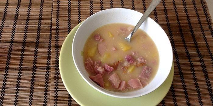 Гороховый суп с копченой свиной голяшкой