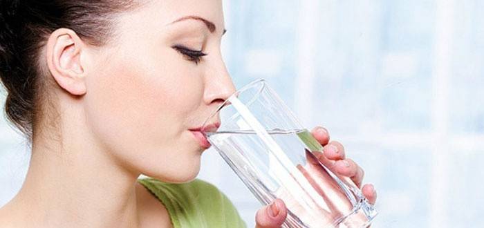 Потребление большого количества воды во время диеты