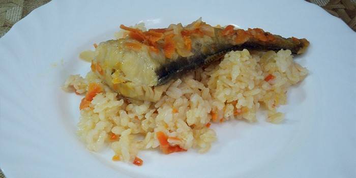 Тушеная рыба с овощами и рисом
