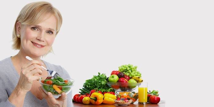 Женщина соблюдает диету при климаксе