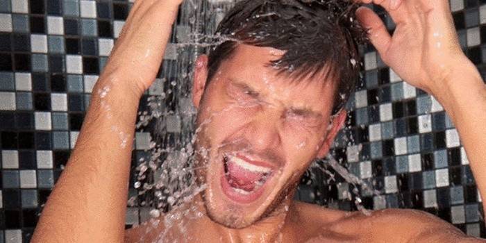 Холодный душ для снятия отеков после пьянки