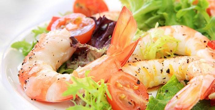 Низкокалорийный салат с креветками и овощами