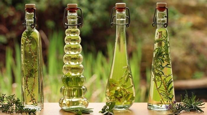 Бутылочки с эфирным маслом чайного дерева