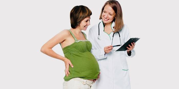 Беременная девушка говорит с врачом