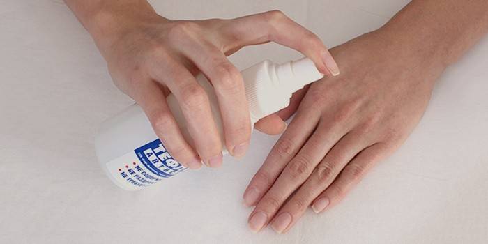 Обработка кожи рук антисептиком