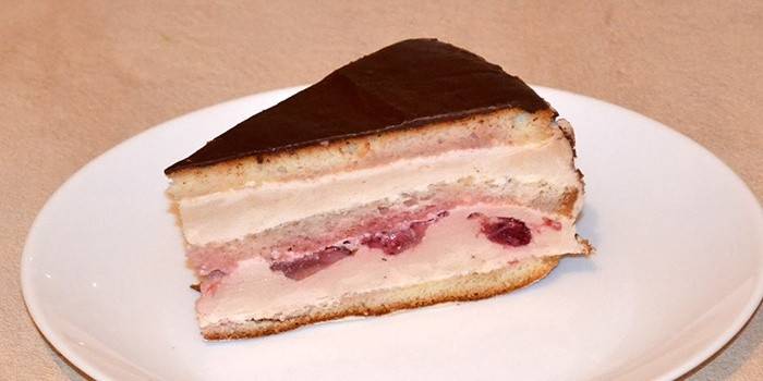 Бисквитный суфле-торт с ягодами