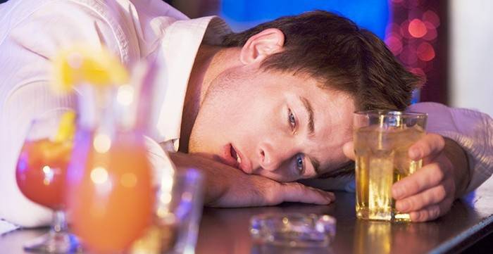 У мужчины сухость во рту из-за алкогольной интоксикации