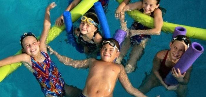Детские занятия плаванием в бассейне