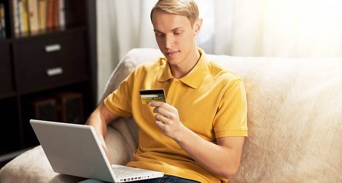 Парень берет кредит на карту Сбербанка в режиме онлайн