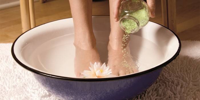 Избавление от запаха пота ног травяной ванночкой