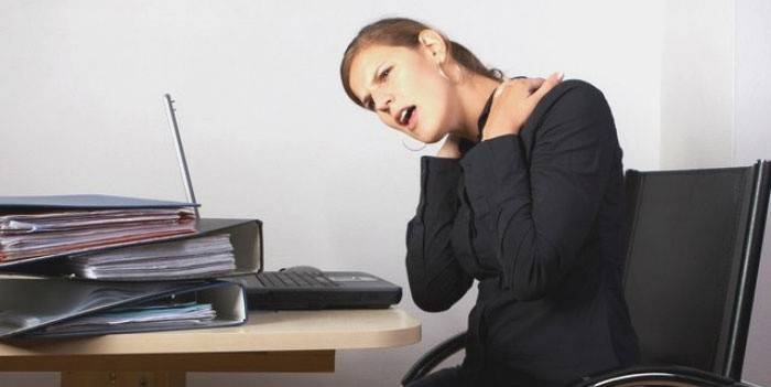Сидячая работа – причина развития шейного остеохондроза
