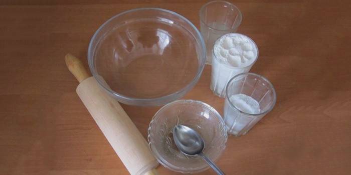 Ингредиенты и материалы для приготовления соленого теста