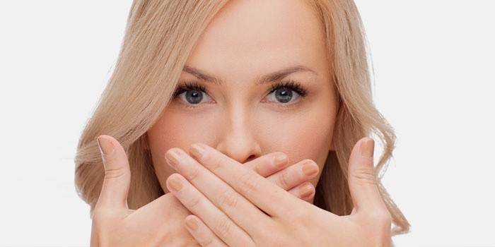 Женщина не знает, как лечить заеды в уголках губ