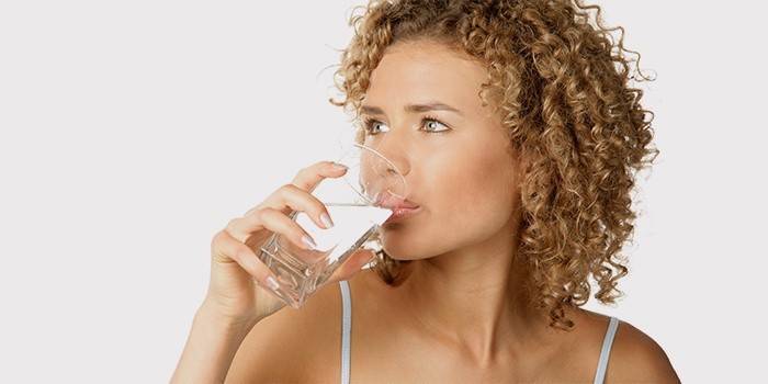 Пациентка пьет воду перед УЗИ брюшной полости
