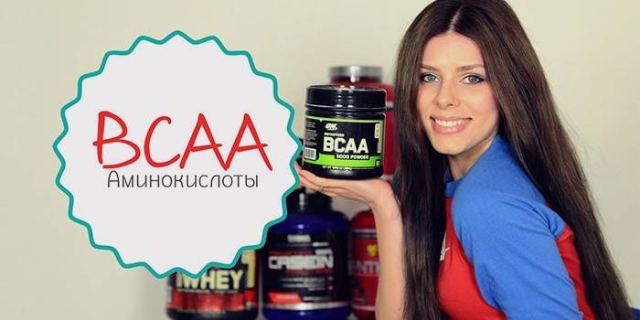 Девушка держит BCAA аминокислоты для похудения