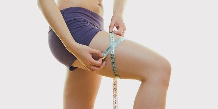 Девушка измеряет объем бедер после похудения