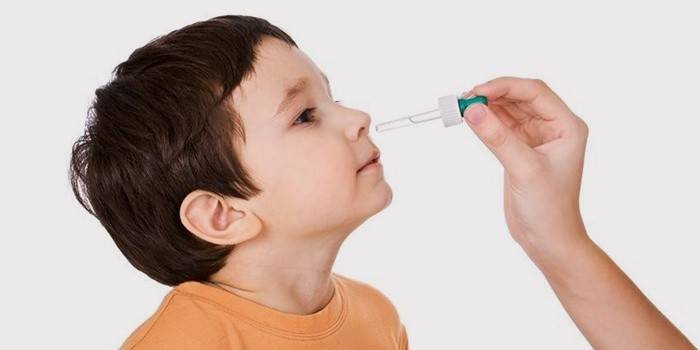 Ребенку капают Диоксидин в нос