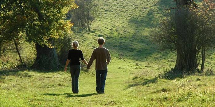 Мужчина и женщина гуляют на свежем воздухе