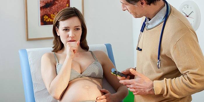 Девушка лечит бронхит во время беременности