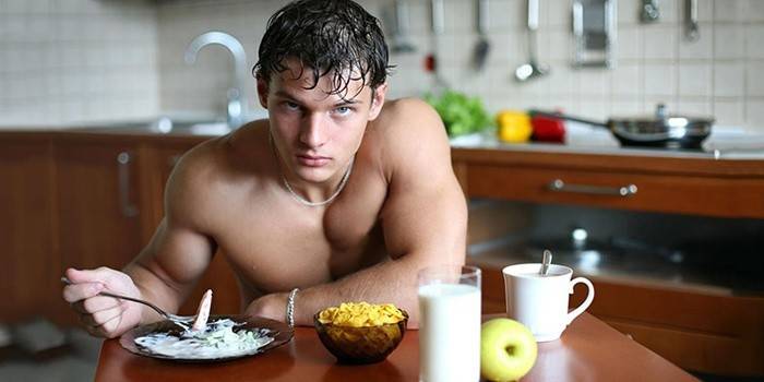 Мужчина придерживается спортивной диеты для сжигания жира