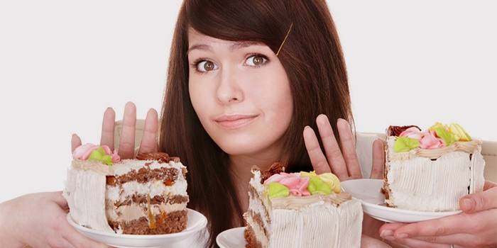 Девушка отказывается от тортов, чтобы похудеть за 2 месяца