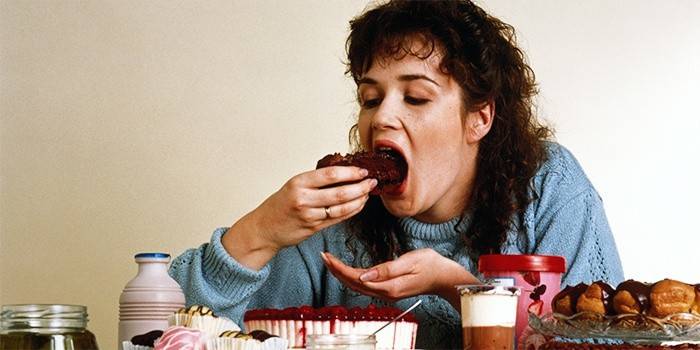 Женщина кушает сладости