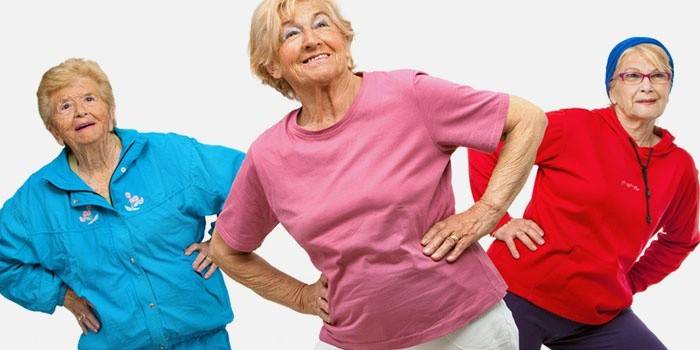 Пожилые женщины делают гимнастику