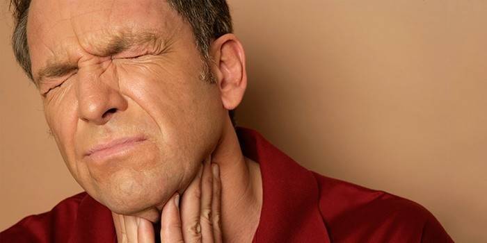 У мужчины болит горло после гайморита