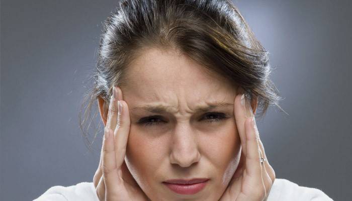 У женщины сильные головные боли