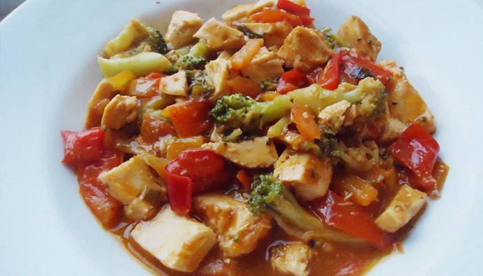 Порция блюда из курицы с овощами по-китайски