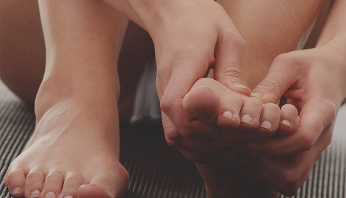 У женщины признаки грибка между пальцами ног
