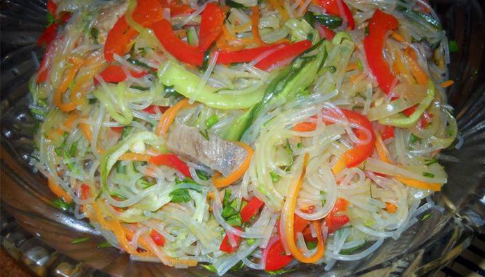 Салат из фунчозы и овощей