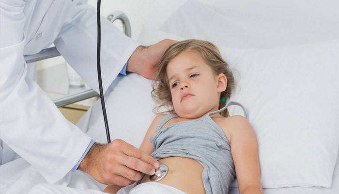 Доктор осматривает ребенка с признаками ротавирусной инфекции