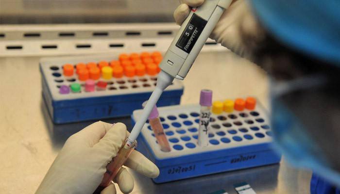 Лаборант исследует анализ крови