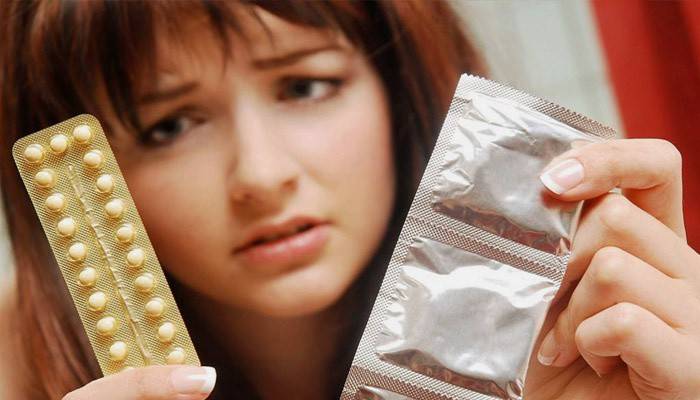 Девушка выбирает средство контрацепции