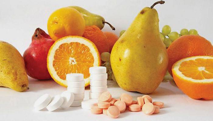 Фрукты и таблетки с содержанием витаминов группы B