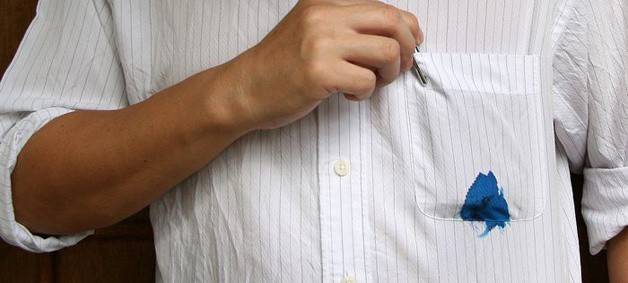 Пятно от чернил на кармане мужской рубашки