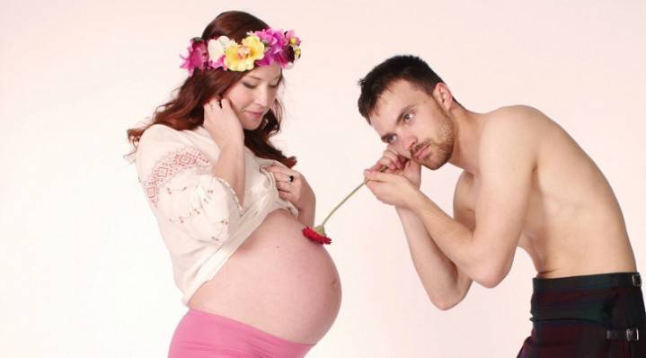 Парень слушает живот беременной девушки