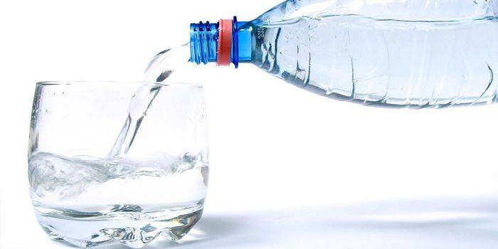 Минеральная вода в стакане