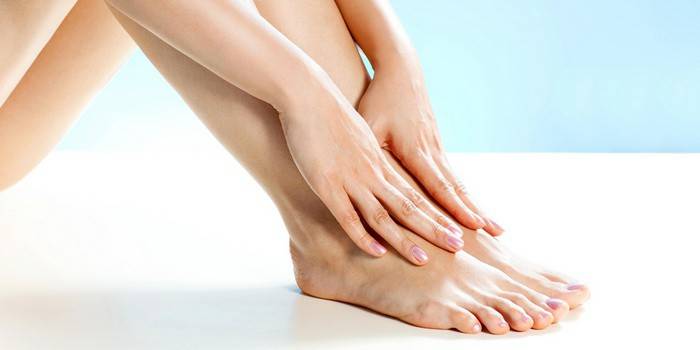 Нанесение крема от грибка между пальцев ног