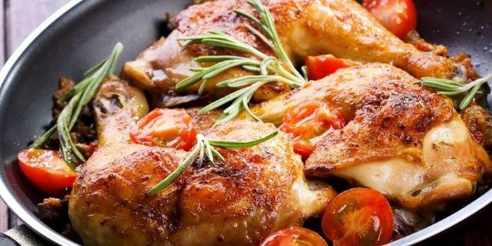 Курица с овощами и розмарином на сковороде