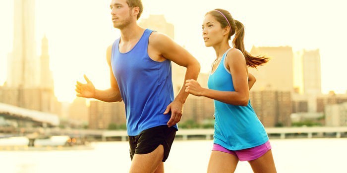 Парень и девушка бегают